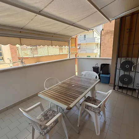 In Via Libia Fronte Mare Roseto Apartman *